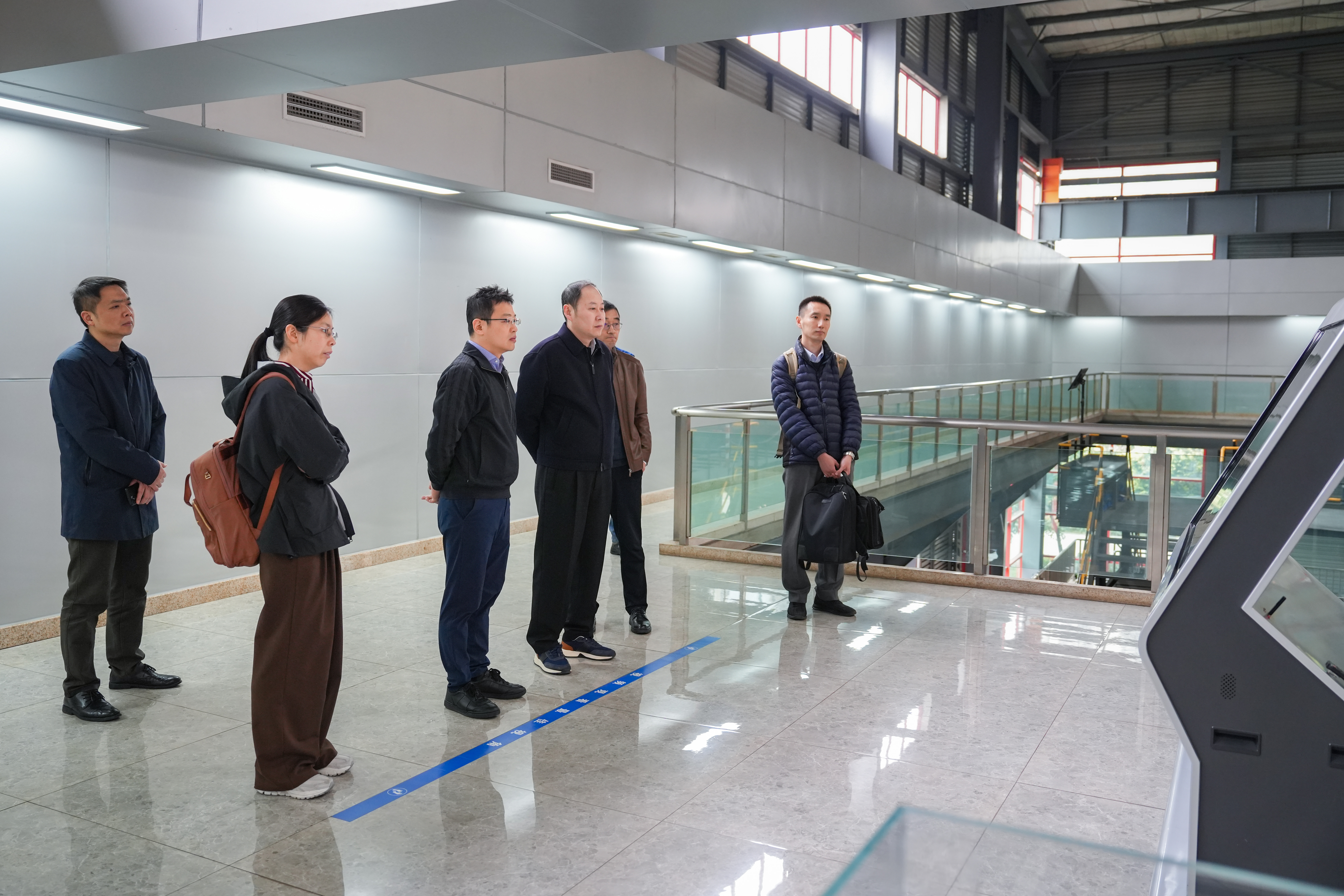 中信環(huán)境黨委委員、副總經(jīng)理王松一行到三峰環(huán)境集團(tuán)考察交流